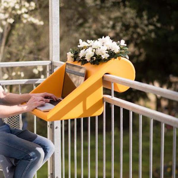 15. A special desk that uses a balcony rail as a support saves a lot of space!