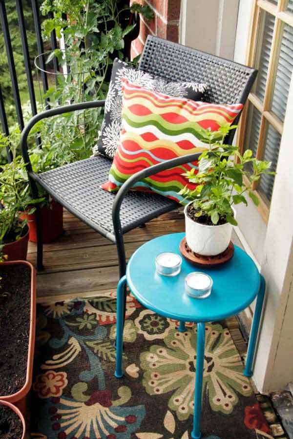 2. En coloriant un simple tabouret avec des couleurs vives, vous obtiendrez une table basse aux saveurs printanières.