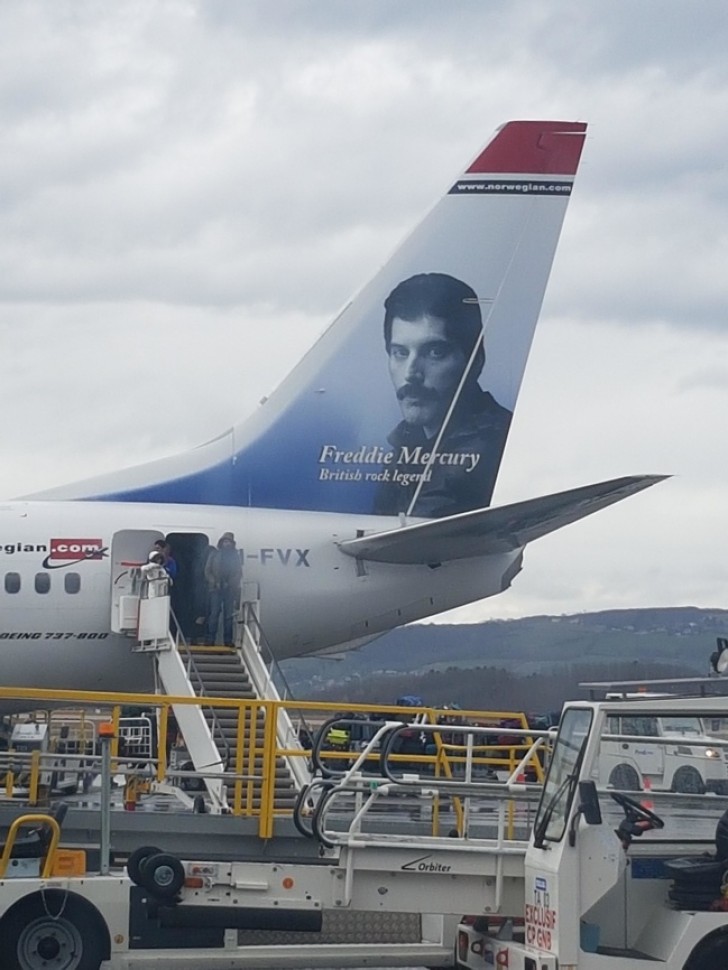 Su questo aereo di linea norvegese è stata stampata una foto di Freddie Mercury.