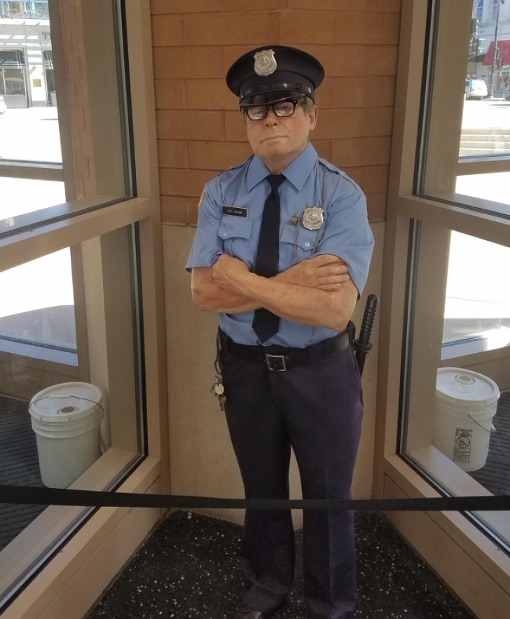 All'entrata di questo edificio c'è la statua di un poliziotto che sembra vera. 