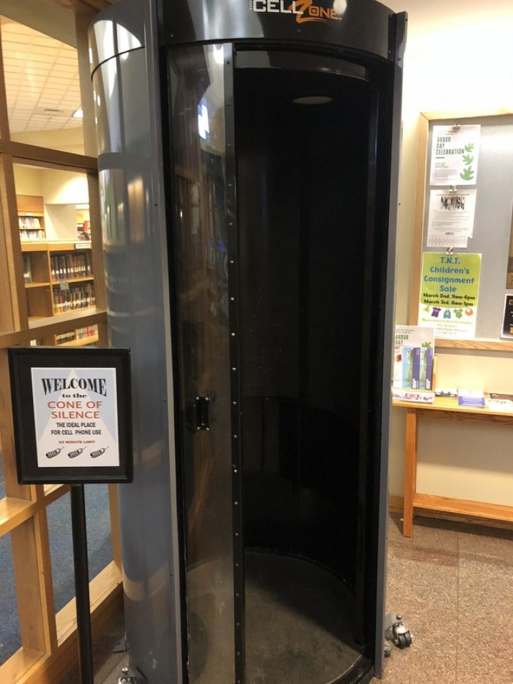 In questa biblioteca c'è una capsula in cui poter parlare al telefono senza disturbare. 