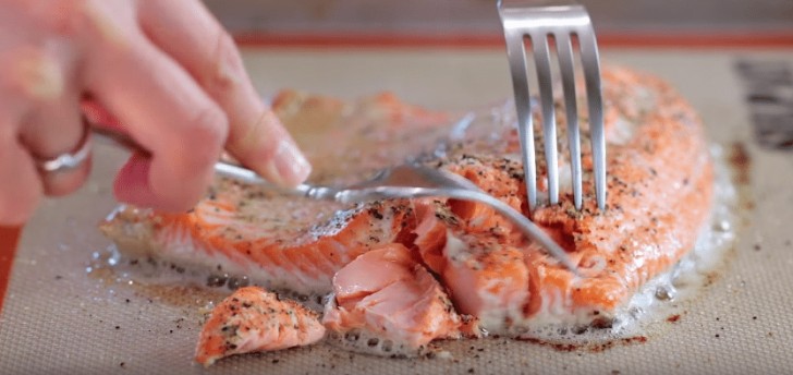 Cuocete il salmone per 10-15 minuti, fino a quando non sarà colorito anche all'interno. Lasciate raffreddare leggermente, rimuovete la pelle, poi fatelo in piccoli pezzi con una forchetta.