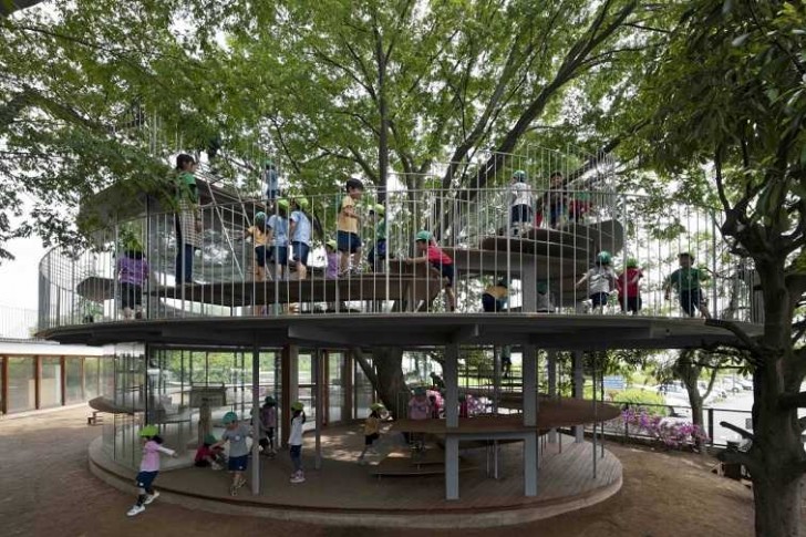 Questo asilo nido in Giappone è stato costruito attorno ad un albero: questo per avvicinare i bambini alla natura e coniugare il gioco alla scoperta.