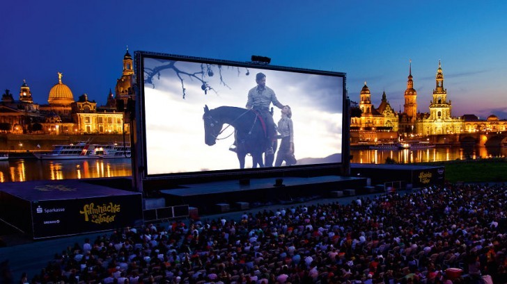Een groot scherm voor het evenement "Nacht van de film aan de oever van de Elbe" (Dresden).