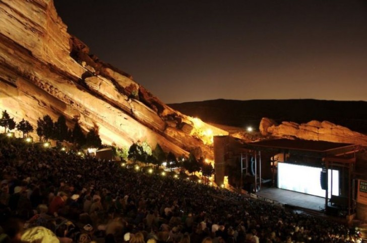 Een betoverende filmavond ondergedompeld in het natuurlandschap van Colorado voor het evenement "Film on the Rocks" in Denver.