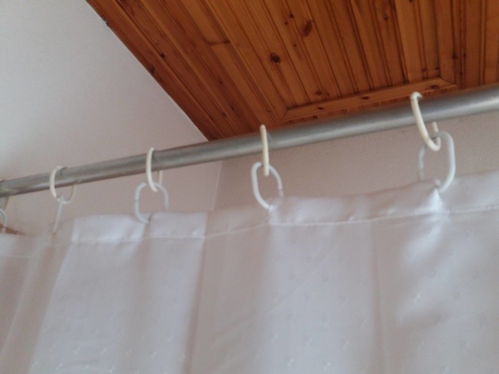 5. Wenn der Duschvorhang ein Stück zu kurz ist, könnt ihr ihn einfach mit weiteren Ringen verlängern.