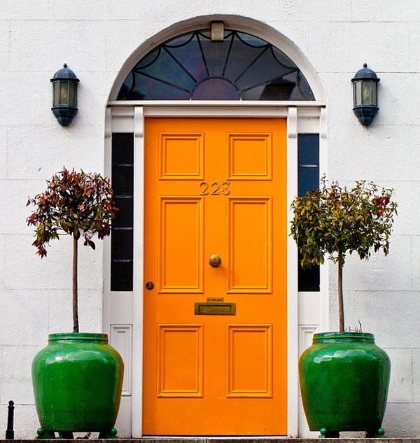 Splashes of vivid color for the vases and the door.