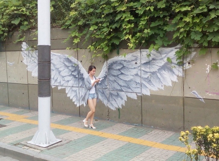 Um anjo caminhando pela cidade.