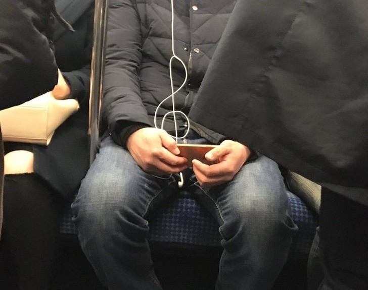 Qualcosa ci dice che quest'uomo stesse ascoltando della musica...