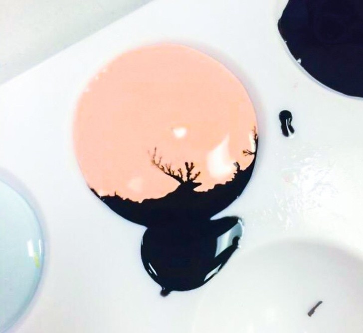 10. Une goutte accidentelle de peinture noire dessine le profil d'un cerf.