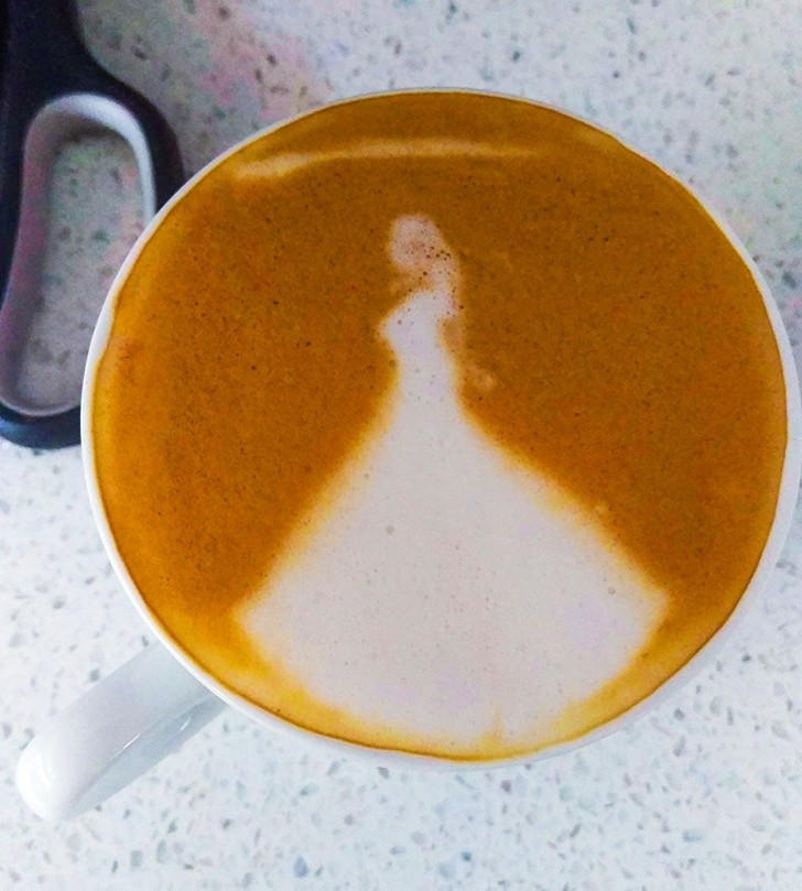 16. Le profil d'une mariée sur la mousse de café