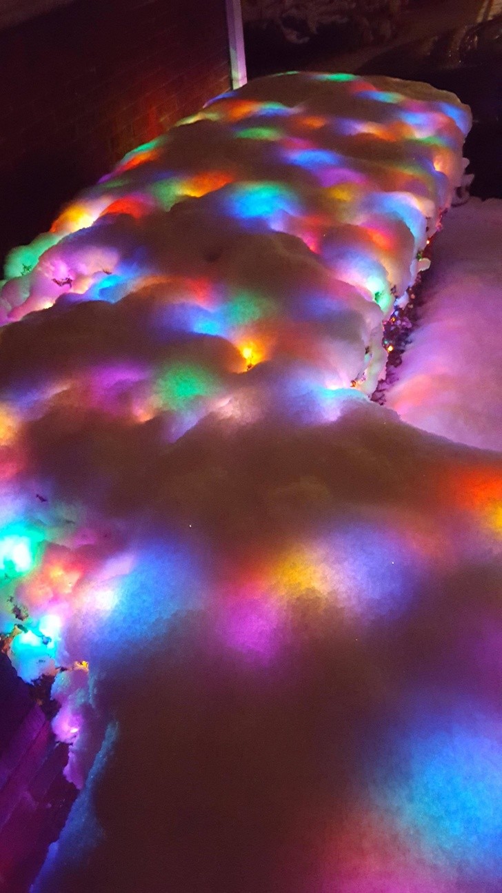 17. Le luci di Natale sotto la neve creano un effetto psichedelico davvero suggestivo!