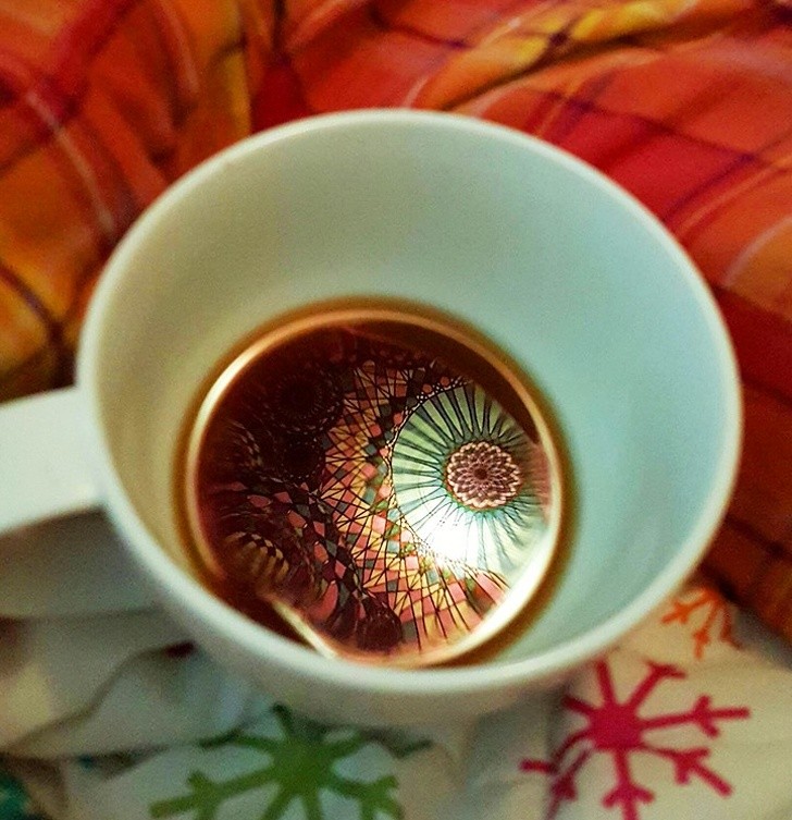 3. Un réveil insolite : le reflet d'une tapisserie dans le café.