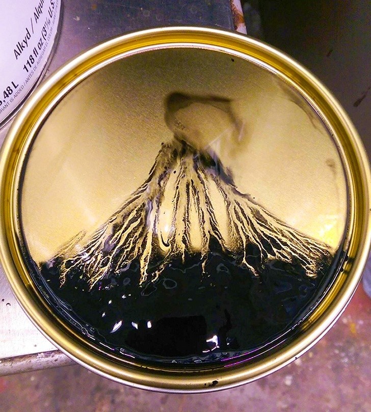 8. Caché dans le couvercle d'un pot de peinture, une explosion volcanique au goût japonais.