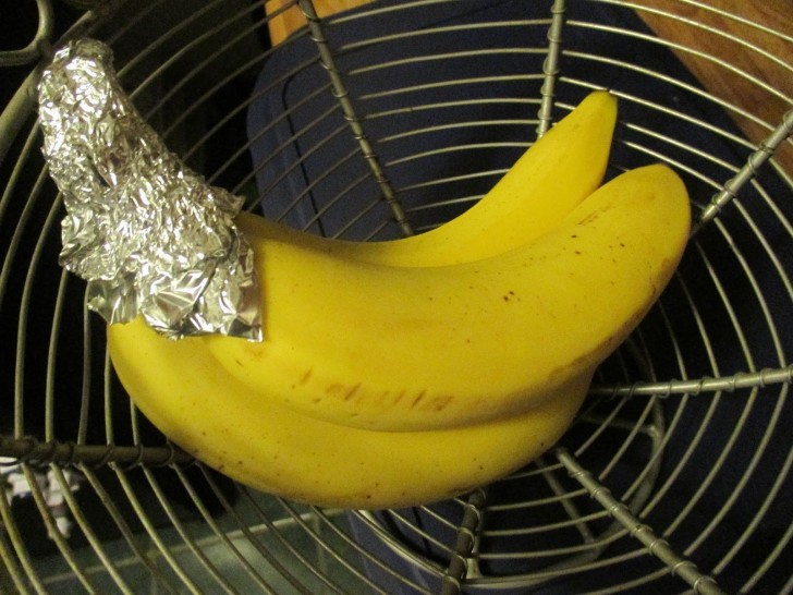 För att bananer ska hålla sig goda längre, vik en bit aluminiumpapper runt skaftet.