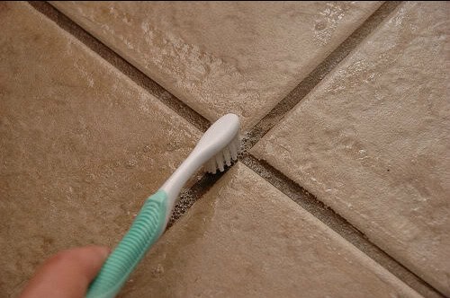 Cleaning tile joints with a toothbrush will allow you to achieve exceptional results: even better if you use an electric toothbrush!