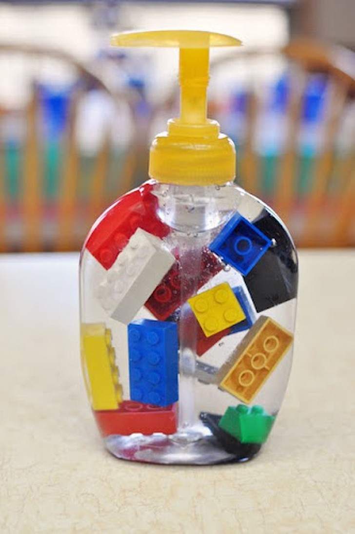 Children will find more pleasure in washing their hands with this soap dispenser filled with Lego bricks!