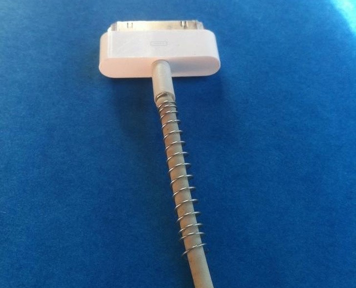 Para extender la duracion de los cables cargabaterias, crear un espiral con los hilos de hierro alrededor de la extremidad de poner en el dispositvo.