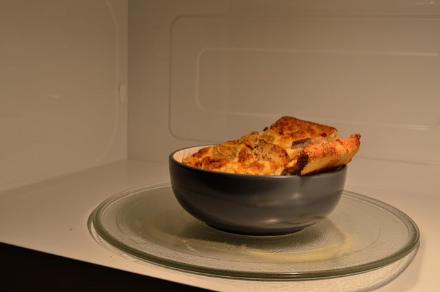 Para calentar la pizza y cualquier otro producto parecido, es mejor ponerla en el horno a microondas junto a un vaso de agua: sera como apenas salida del horno!