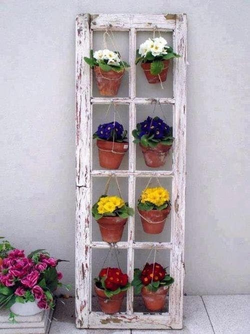 10. Faça uma vitrine de flores com antigas portas e janelas.