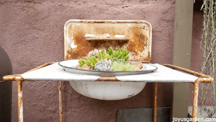 13. Un lavabo dans le jardin.