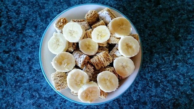 A colazione deve essere mangiata una banana insieme ad altri alimenti come cereali, yogurt o biscotti.