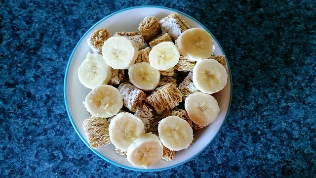 Als ontbijt moet een banaan worden gegeten samen met andere voedingsmiddelen zoals ontbijtgranen, yoghurt of koekjes.