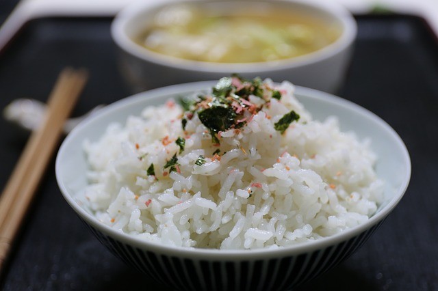 La dieta giapponese non vieta alcun cibo, solo le porzioni dovrebbero essere adeguate: a pranzo e a cena meglio mangiare riso.