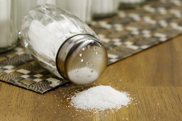 3. Salz. Es verfällt nie. Man benutzt es ja auch, um Lebensmittel länger haltbar zu machen.