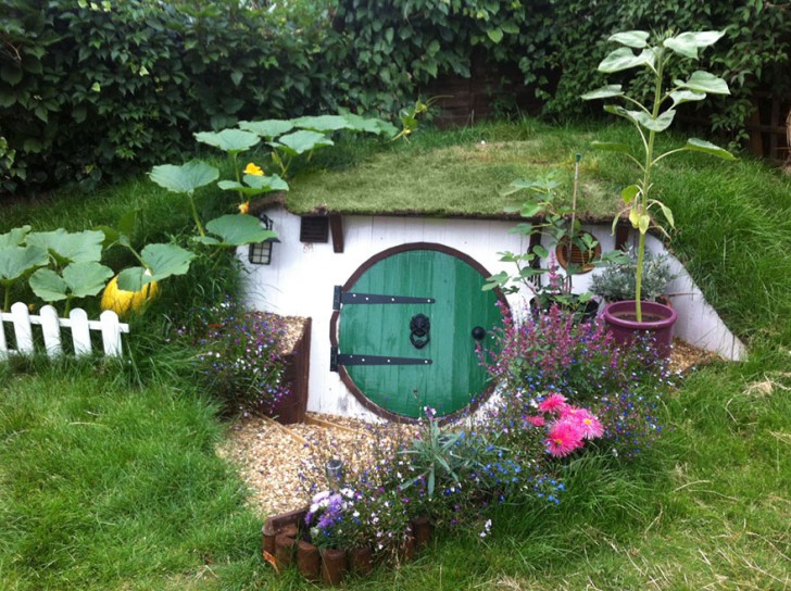 Now we can admire the fantastic work of this young man from the outside! Wouldn't you like a little house like this, too?