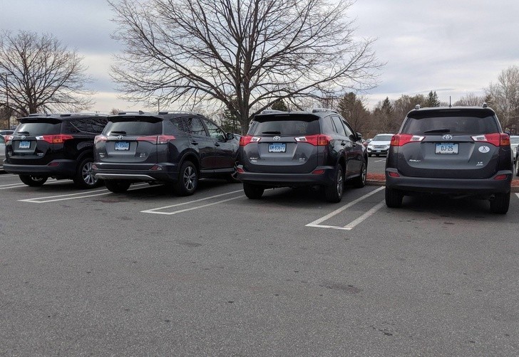 Nej, det här är inte en parkering för ett företag som säljer bilar...
