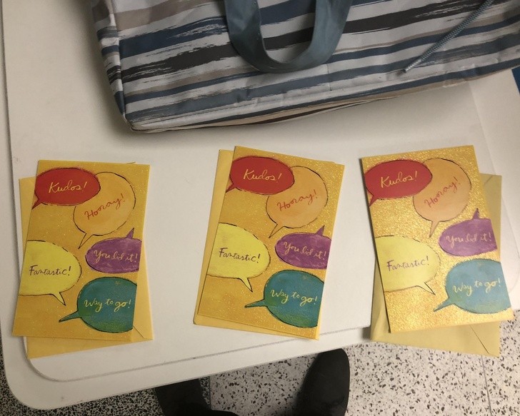 Tres tarjetas de felicitaciones identicos para una colega: queremos esperar que la libreria del barrio vendiera SOLO aquellas!