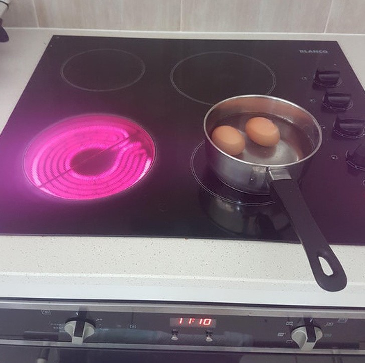 Lasci le uova a cuocere ma quando torni ti rendi conto di aver accesso la piastra sbagliata!