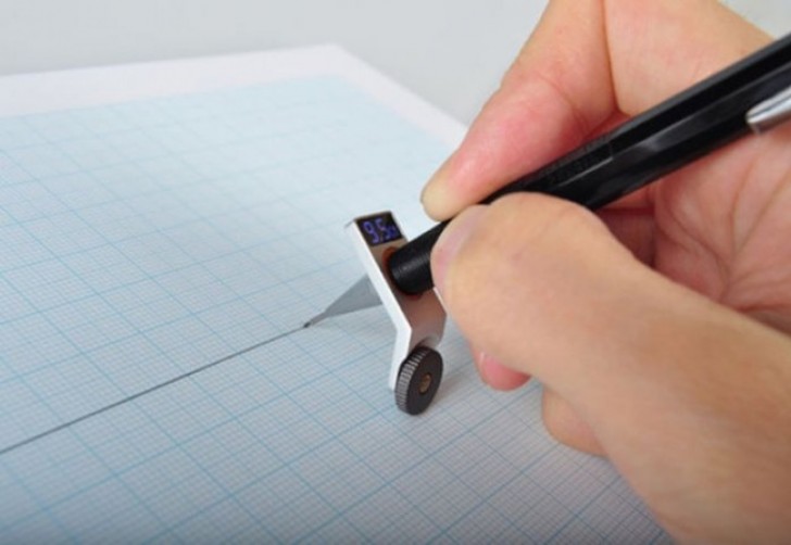 17. Un dispositif qui permet de dessiner à la main n'importe quel type de figure géométrique avec une précision maximale.