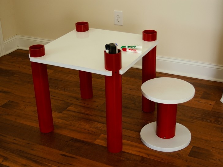 10. Une table pratique pour les enfants qui comprend aussi un tabouret.
