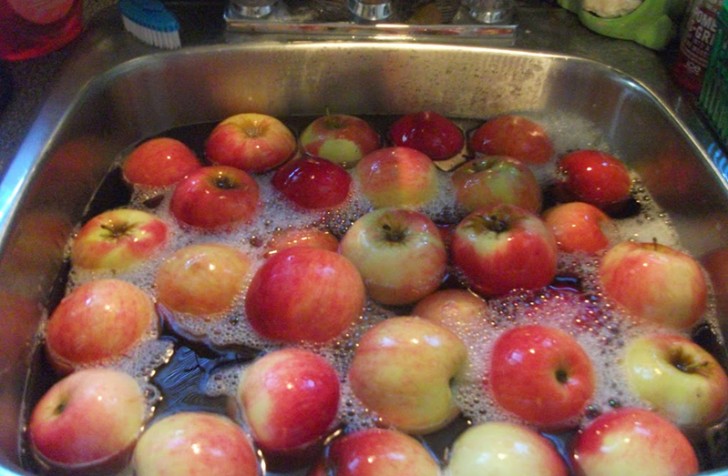 Er is een heel eenvoudige manier om de buitenkant van groenten en fruit schoon te maken: een oplossing die je met slechts twee ingrediënten klaarmaakt die iedereen in huis heeft.