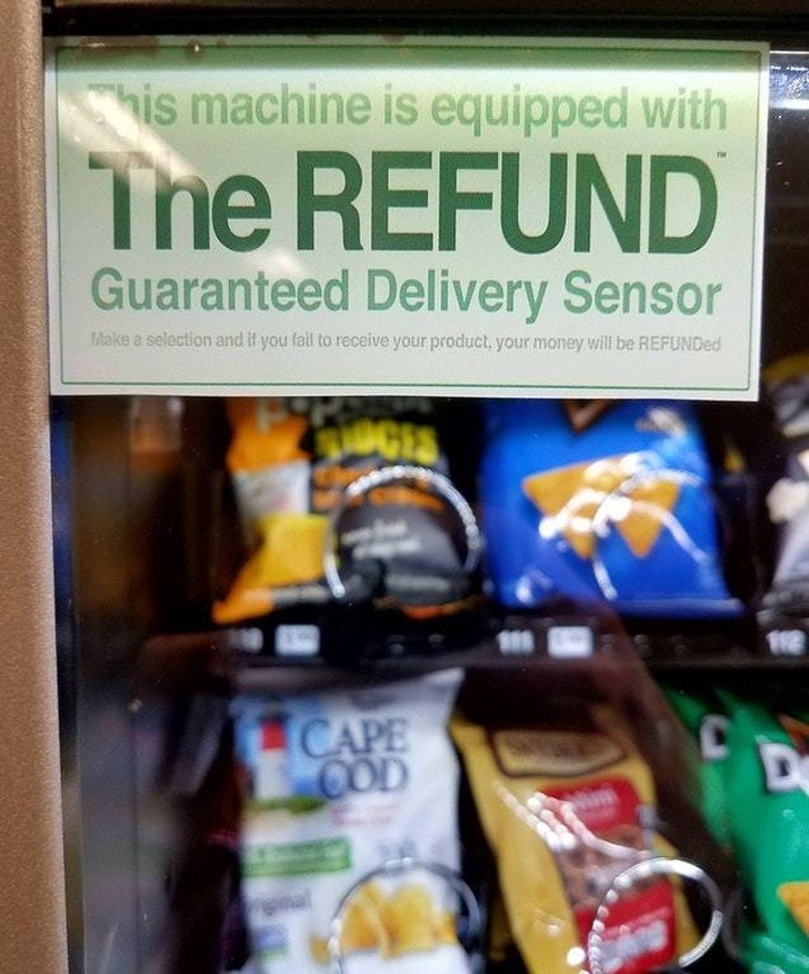 Un distributore automatico dotato di sensore che rimborsa il denaro nel caso la merce non venga erogata.