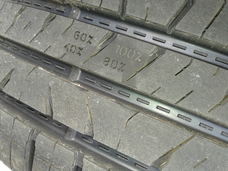 Un indicateur d'usure est imprimé sur ces pneus, suggérant quand changer les pneus.