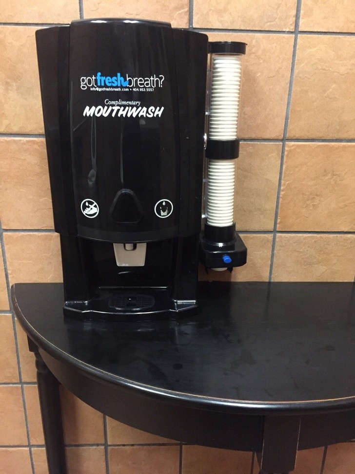 Dans ces toilettes, il y a un distributeur automatique de bains de bouche pour se rafraîchir la bouche après le repas.
