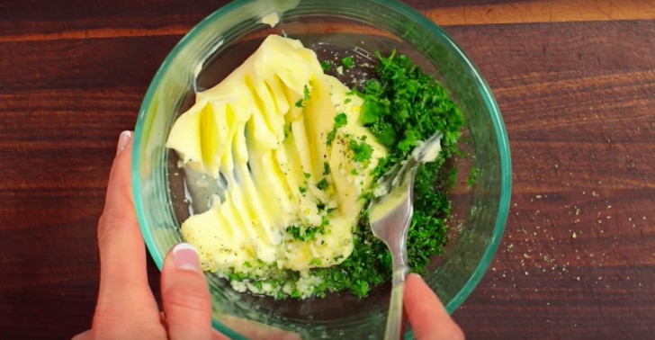 1. Zunächst den Ofen auf 180 ° C vorheizen. Dann in einer großen Schüssel die weiche Butter, Petersilie, Knoblauch und Zitronensaft hinzufügen. Mit der Hand oder dem Schneebesen vermischen, salzen und pfeffern.