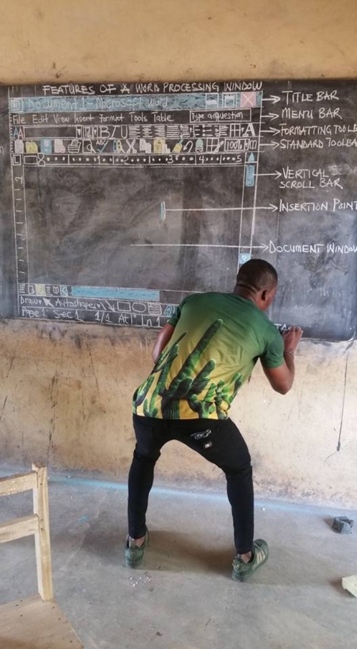 In Africa, questo insegnante ha ricreato su una lavagna la schermata di Windows, per non rinunciare ad insegnare l'informatica ai suoi alunni nonostante l'assenza dei computer.
