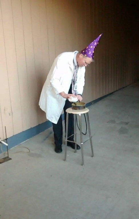 Un professore di fisica cerca di far amare la materia ai suoi studenti con un cappello da mago.