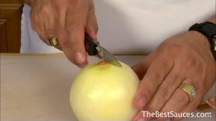 A questo punto, lo chef di consiglia di tagliare la cipolla a metà partendo dall'altra estremità.
