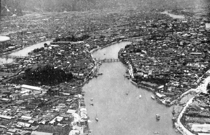 Quando venne sganciata l'atomica, il 6 agosto 1945, era stata parzialmente evacuata ma vi si trovavano ancora oltre 250 mila civili.