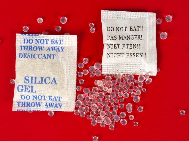 Now, do you see how many uses there are for those sachets of silica gel? From now on you will not throw them away anymore!