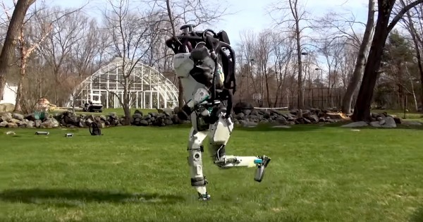 Un robot che corre? Forse ve lo immaginate impacciato, rigido e caratterizzato da movimenti scattosi. Il bipede Atlas, però, sembra capace di tutt'altro...