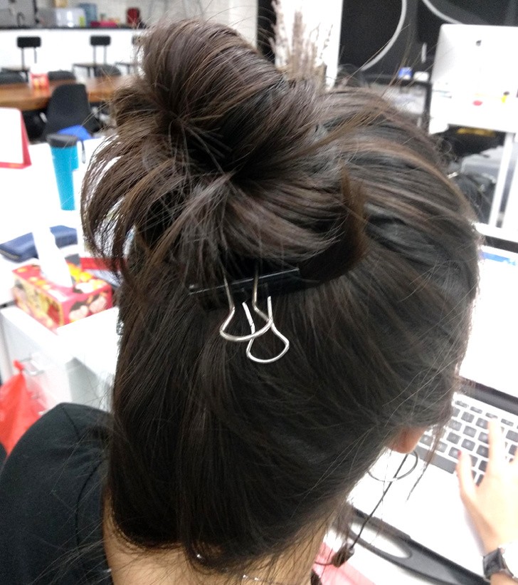16. Un modo pratico di legare i capelli in assenza di un elastico quando siete in ufficio