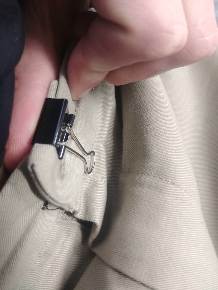 17. Autre utilisation de la pince : remplacer un bouton cassé pour fermer le pantalon.