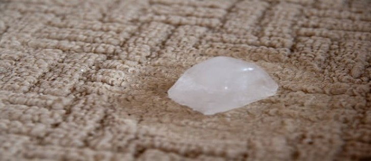 16. Una parte del vostro tappeti risulta schiacciata, magari a causa del lungo sostare di un oggetto pesante: provate ad adagiarci sopra un cubetto di ghiaccio e assistete alla magia /video in fondo).