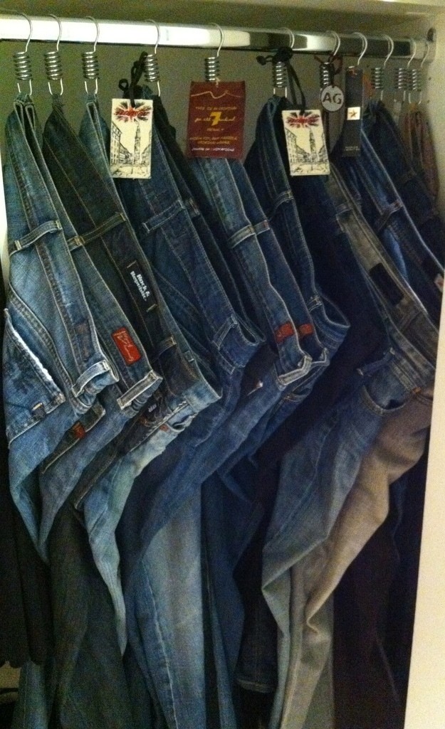 17. Se disponete di una ricca collezione di jeans, potreste voler sistemarla in questo praticissimo modo!